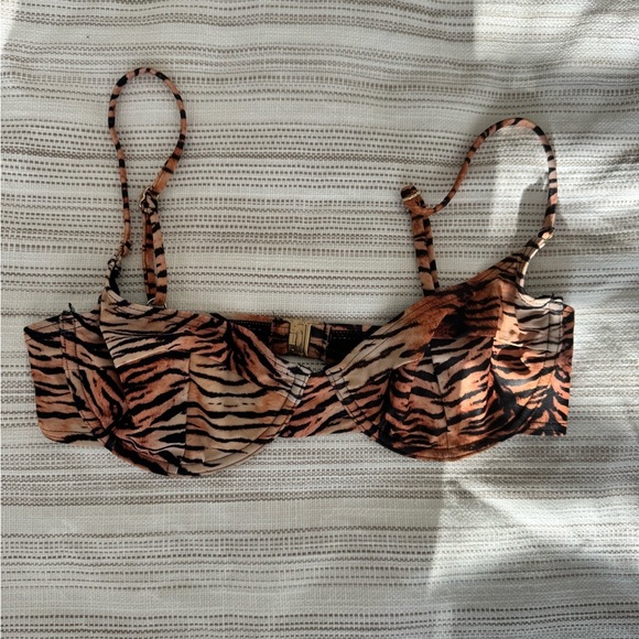 ASOS South Beach mix and match monowire bikini top in tiger animal print - Picture 3 of 5